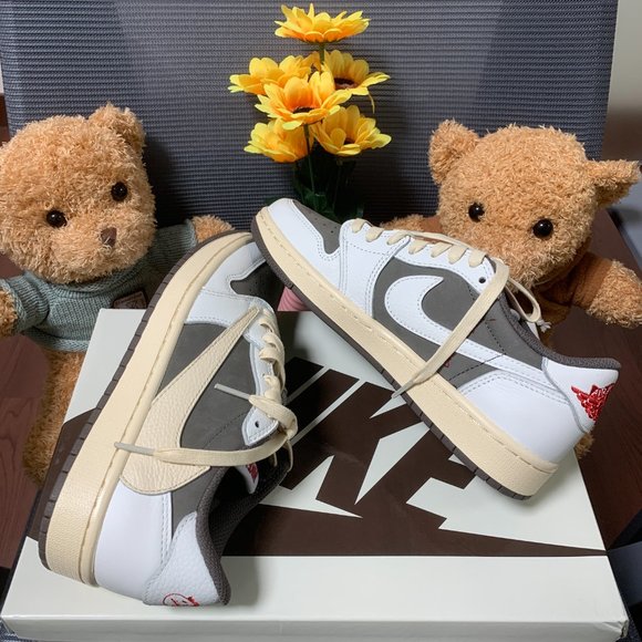 Men's Nike x Air Jordan 1 Low 'Reverse Mocha' Sneakers - Picture 4 of 8